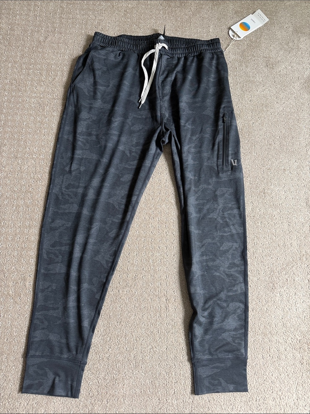 Vuori NWT Men's Dark Gray Camo Joggers with White Drawstring